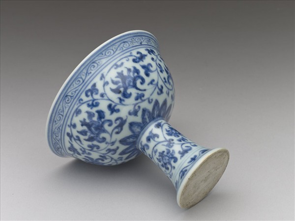 青花番蓮紋高足杯