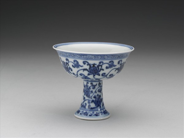 青花番蓮紋高足杯