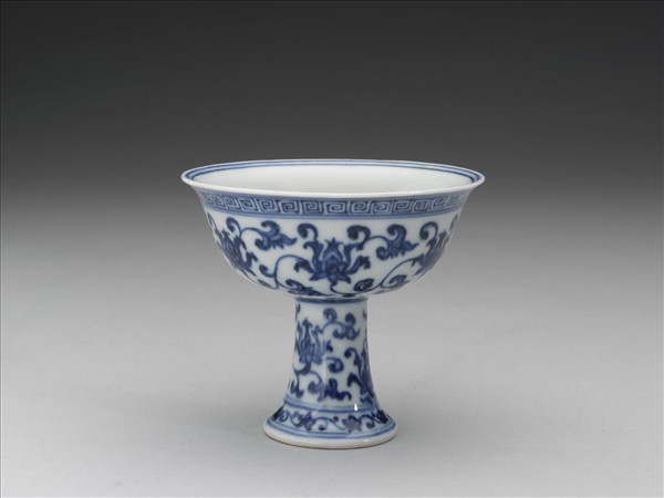 青花番蓮紋高足杯