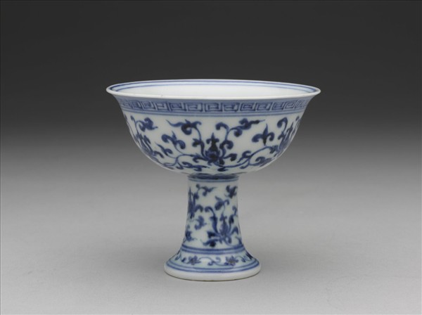 青花番蓮紋高足杯