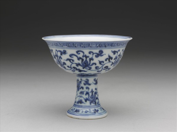 青花番蓮紋高足杯