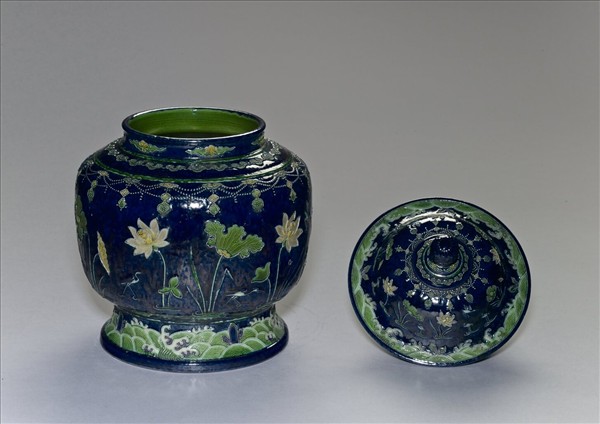 琺華三彩蓮塘紋蓋罐