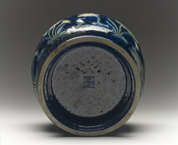 琺華三彩蓮塘紋蓋罐