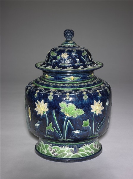 琺華三彩蓮塘紋蓋罐