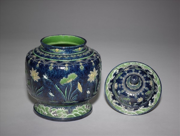 琺華三彩蓮塘紋蓋罐