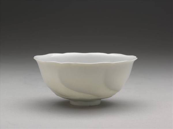 甜白釉葵花式碗