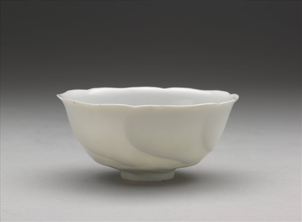 甜白釉葵花式碗