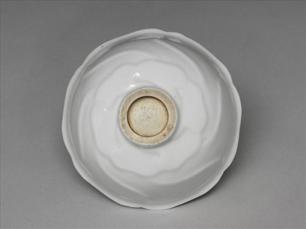 甜白釉葵花式碗