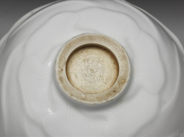 甜白釉葵花式碗