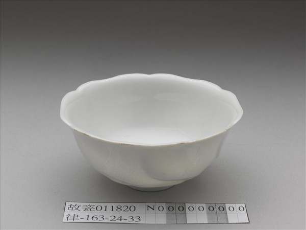 甜白釉葵花式碗