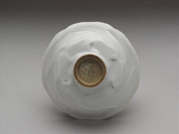 甜白釉葵花式碗