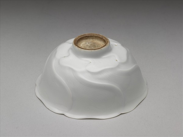 甜白釉葵花式碗