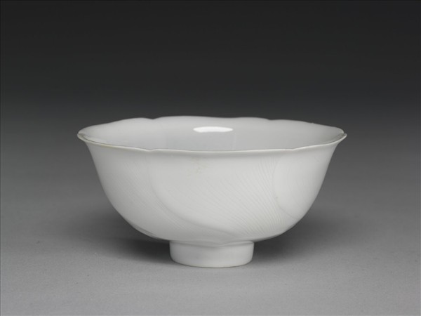 甜白釉葵花式碗