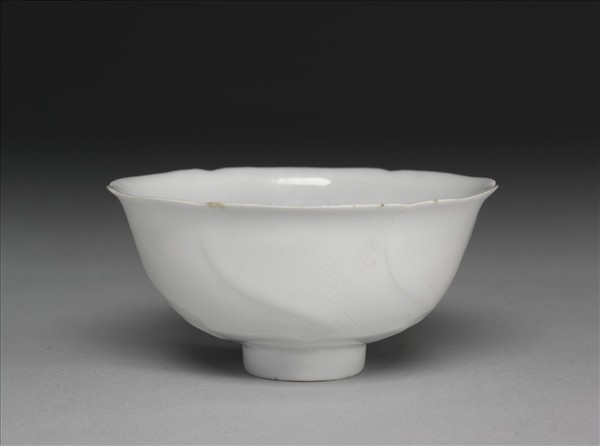 甜白釉葵花式碗