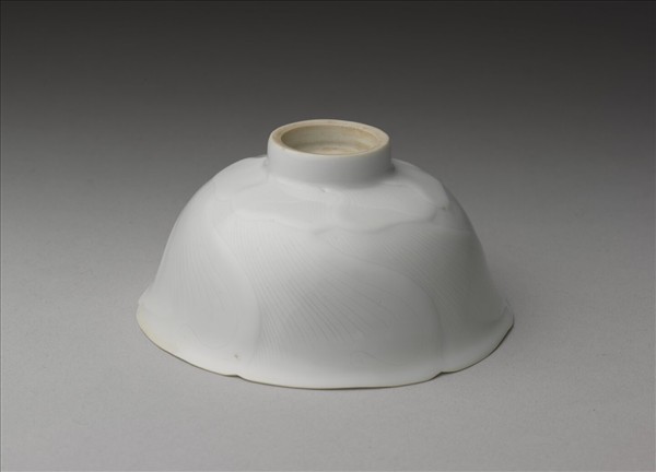 甜白釉葵花式碗