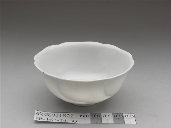 甜白釉葵花式碗