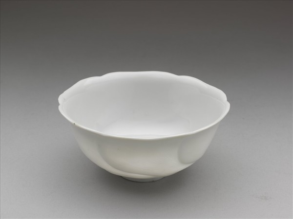 甜白釉葵花式碗