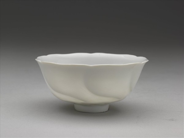 甜白釉葵花式碗