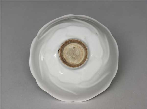 甜白釉葵花式碗