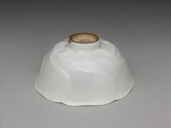 甜白釉葵花式碗