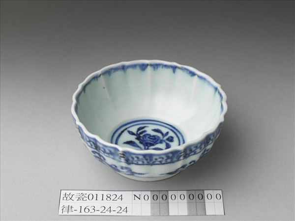 青花靈芝紋葵花式杯