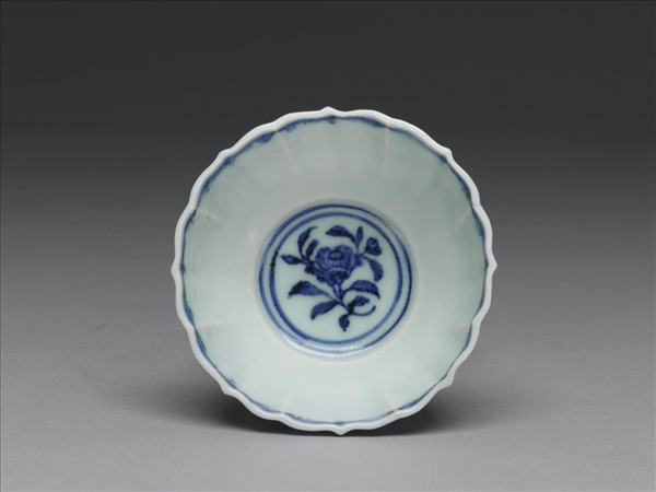 青花靈芝紋葵花式杯