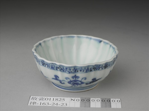 青花靈芝紋葵花式杯