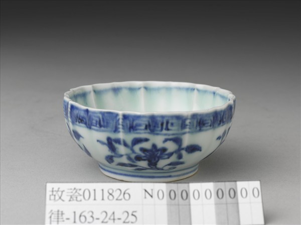 青花花卉紋葵花式杯