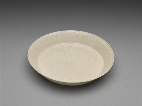 彭窯 白瓷劃花雙龍戲珠紋碟