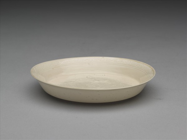 彭窯 白瓷劃花雙龍戲珠紋碟