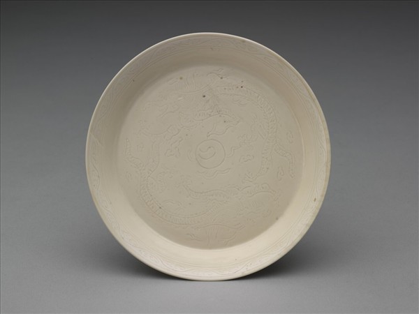 彭窯 白瓷劃花雙龍戲珠紋碟