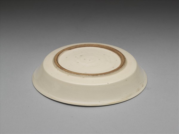 彭窯 白瓷劃花雙龍戲珠紋碟