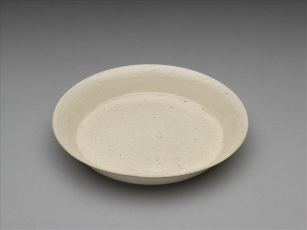 彭窯 白瓷劃花雙龍戲珠紋碟