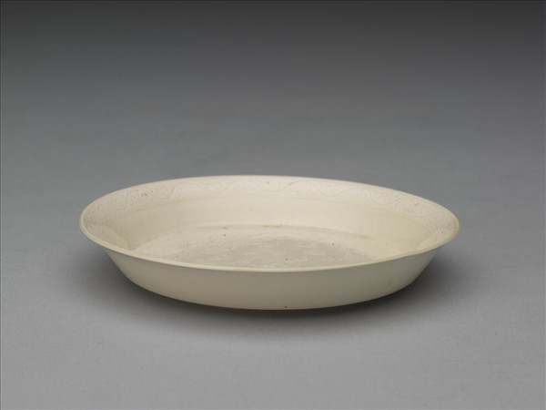 彭窯 白瓷劃花雙龍戲珠紋碟