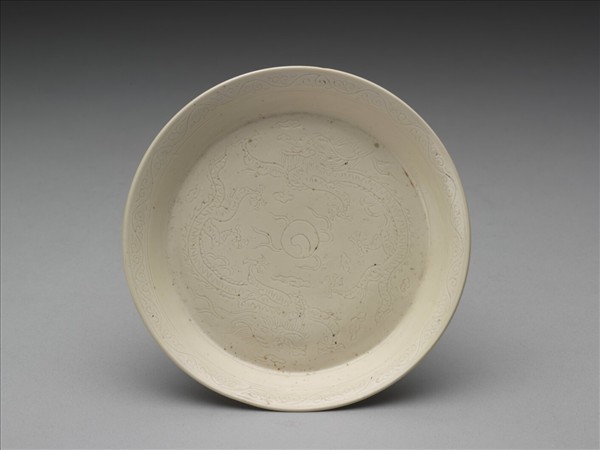 彭窯 白瓷劃花雙龍戲珠紋碟