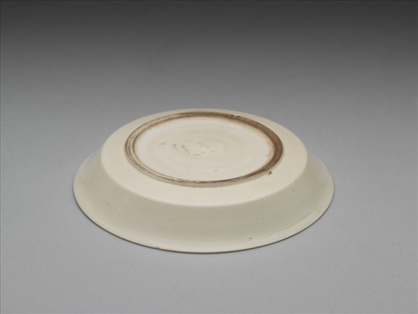 彭窯 白瓷劃花雙龍戲珠紋碟