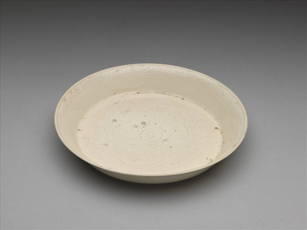 彭窯 白瓷劃花雙龍戲珠紋碟