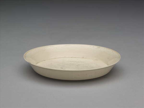 彭窯 白瓷劃花雙龍戲珠紋碟