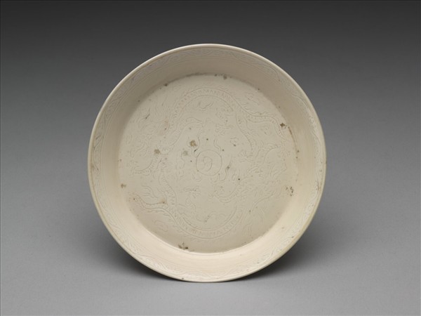 彭窯 白瓷劃花雙龍戲珠紋碟