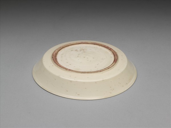 彭窯 白瓷劃花雙龍戲珠紋碟