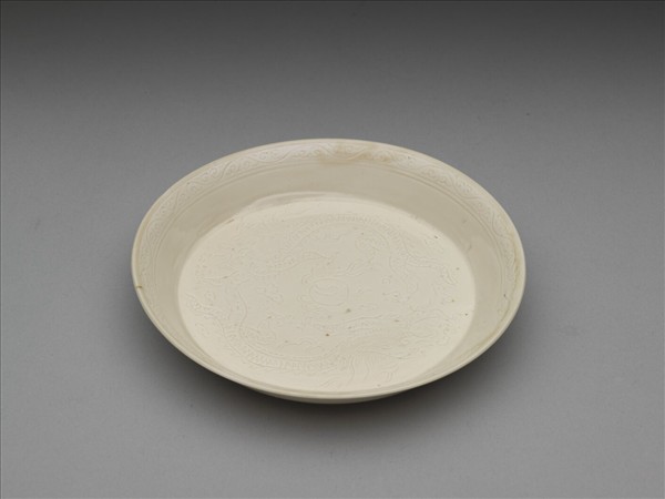 彭窯 白瓷劃花雙龍戲珠紋碟