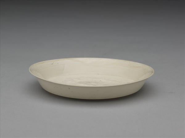 彭窯 白瓷劃花雙龍戲珠紋碟