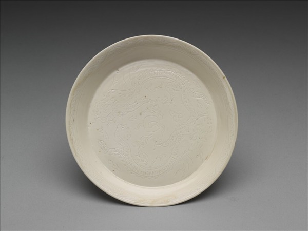 彭窯 白瓷劃花雙龍戲珠紋碟