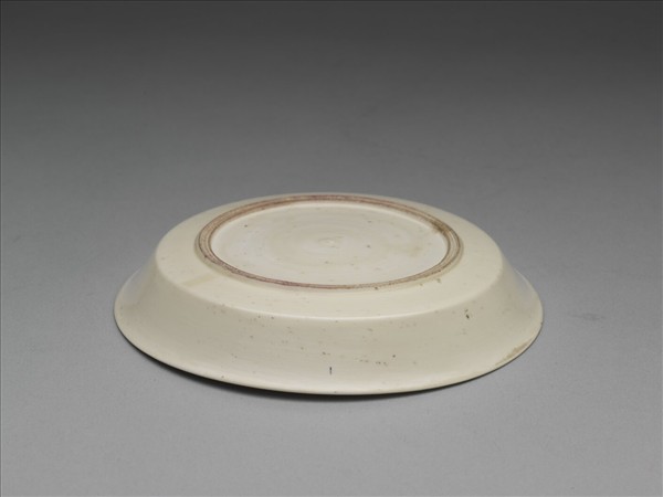 彭窯 白瓷劃花雙龍戲珠紋碟