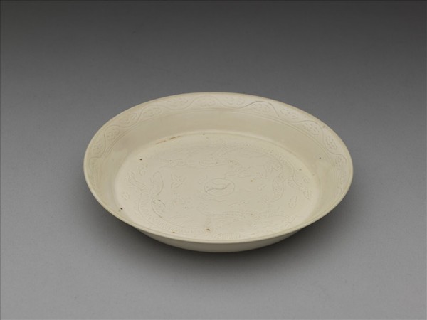彭窯 白瓷劃花雙龍戲珠紋碟