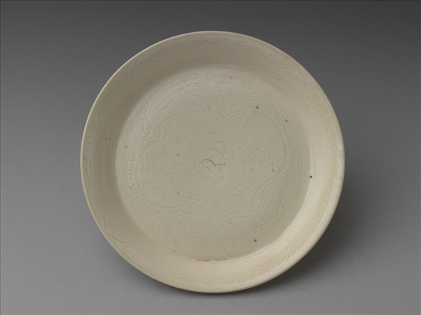 彭窯 白瓷劃花雙龍戲珠紋碟