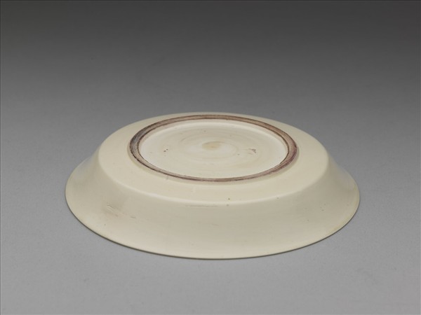 彭窯 白瓷劃花雙龍戲珠紋碟