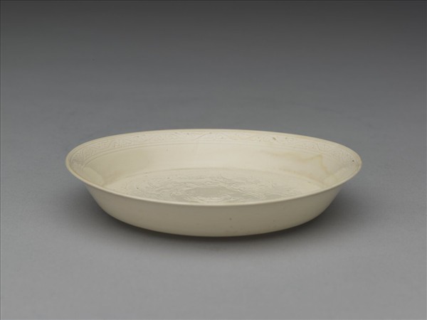 彭窯 白瓷劃花雙龍戲珠紋碟