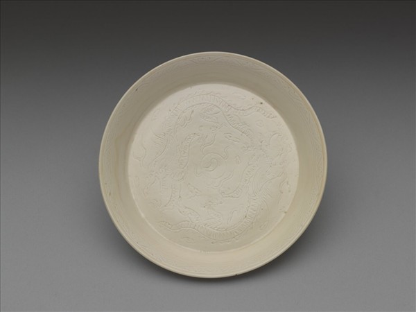 彭窯 白瓷劃花雙龍戲珠紋碟