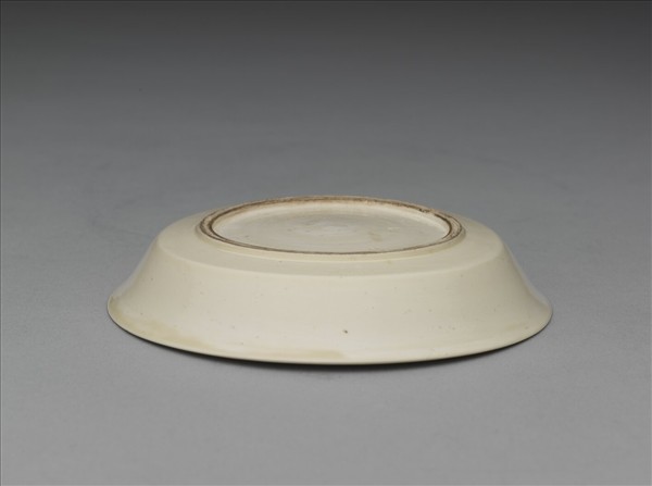 彭窯 白瓷劃花雙龍戲珠紋碟